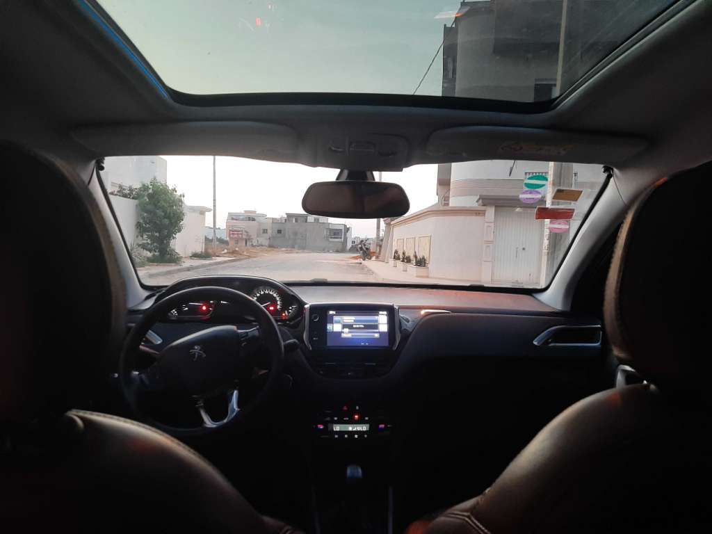 Peugeot 2008 allure ess avec toit panoramique