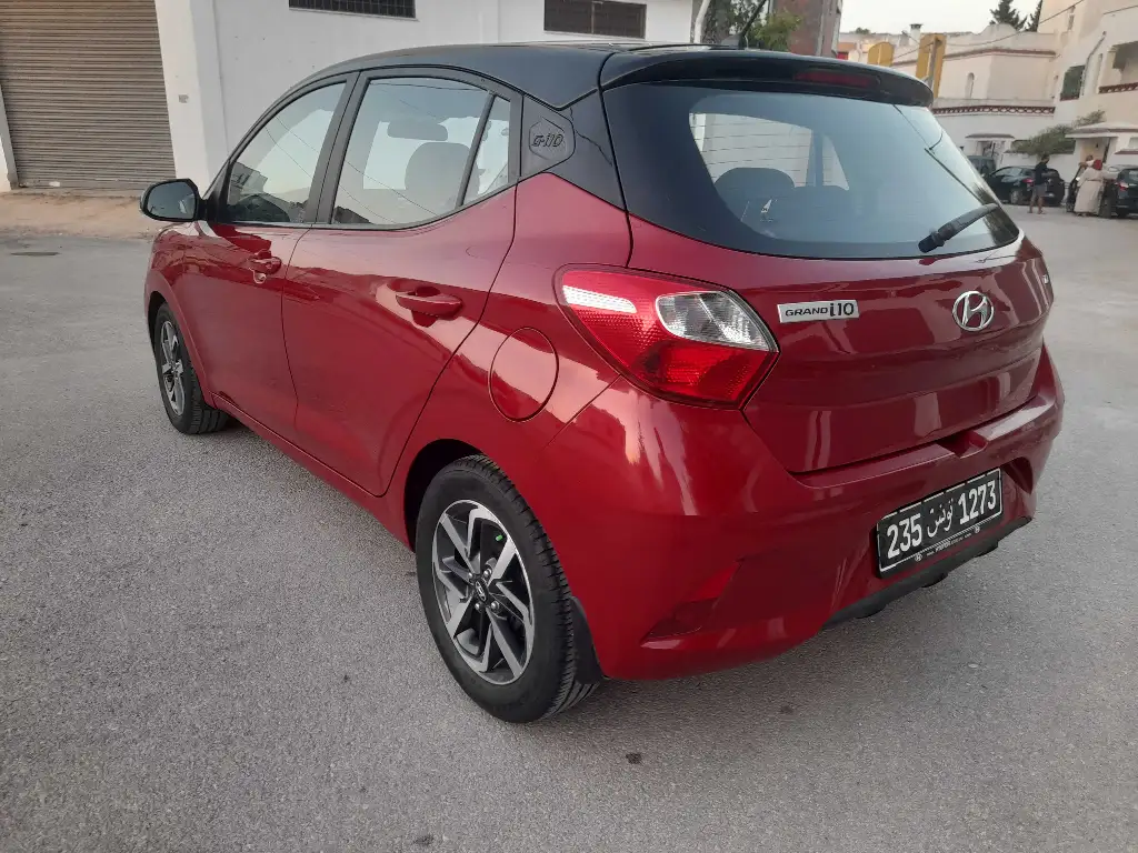 HYUNDAI GRAND I1O PREMIÈRE MAIN EN EXCELLENT ÉTAT