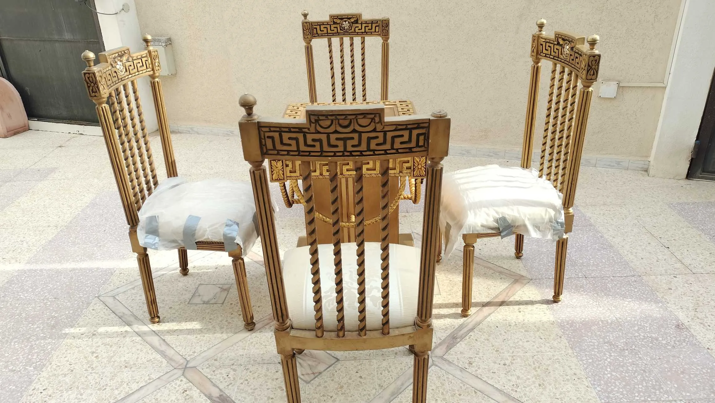 ✨ À VENDRE – Magnifique table à manger + 4 chaises ✨