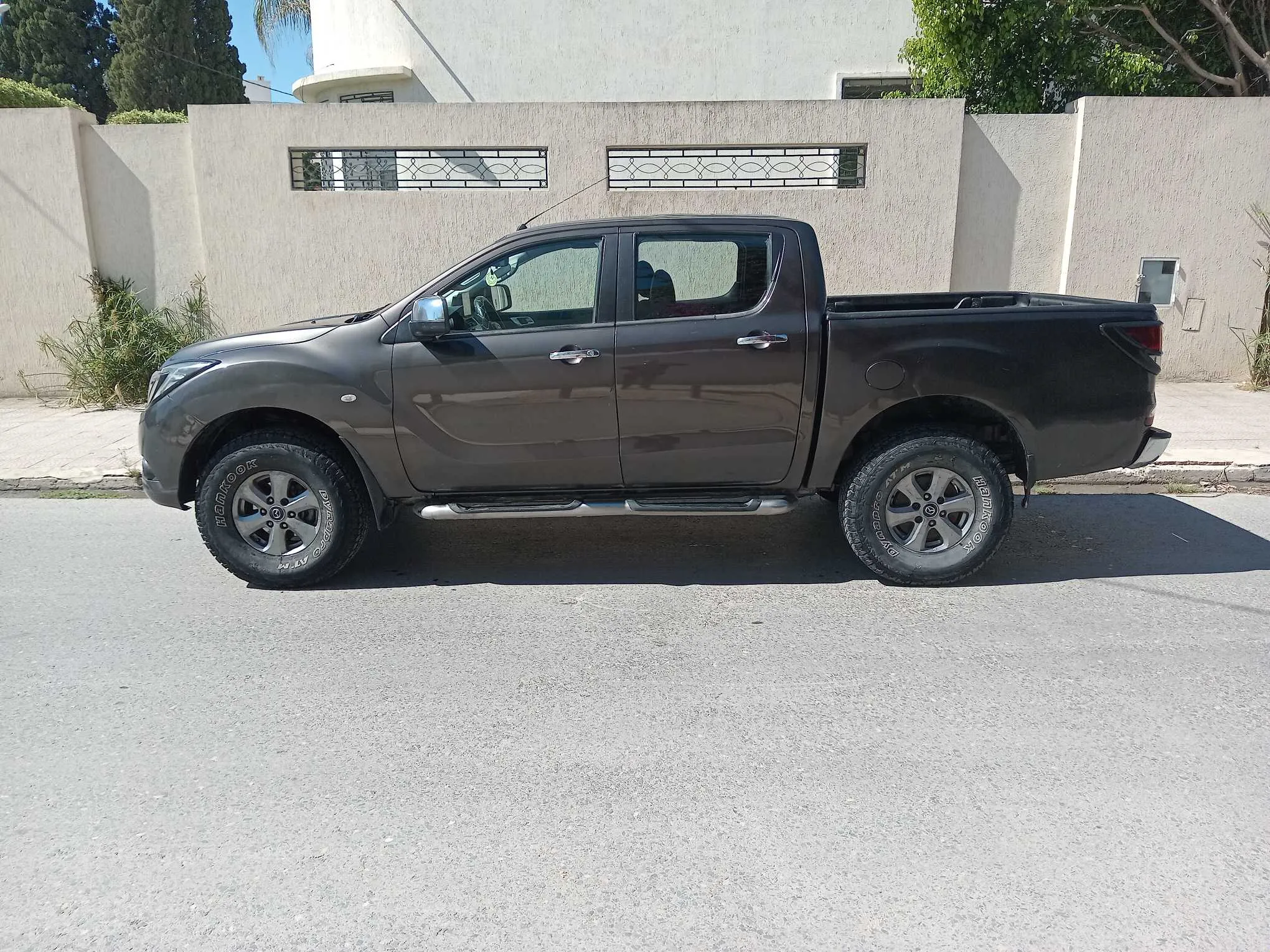 A ventre voiture 4x4 Mazda BT50 boite 6
