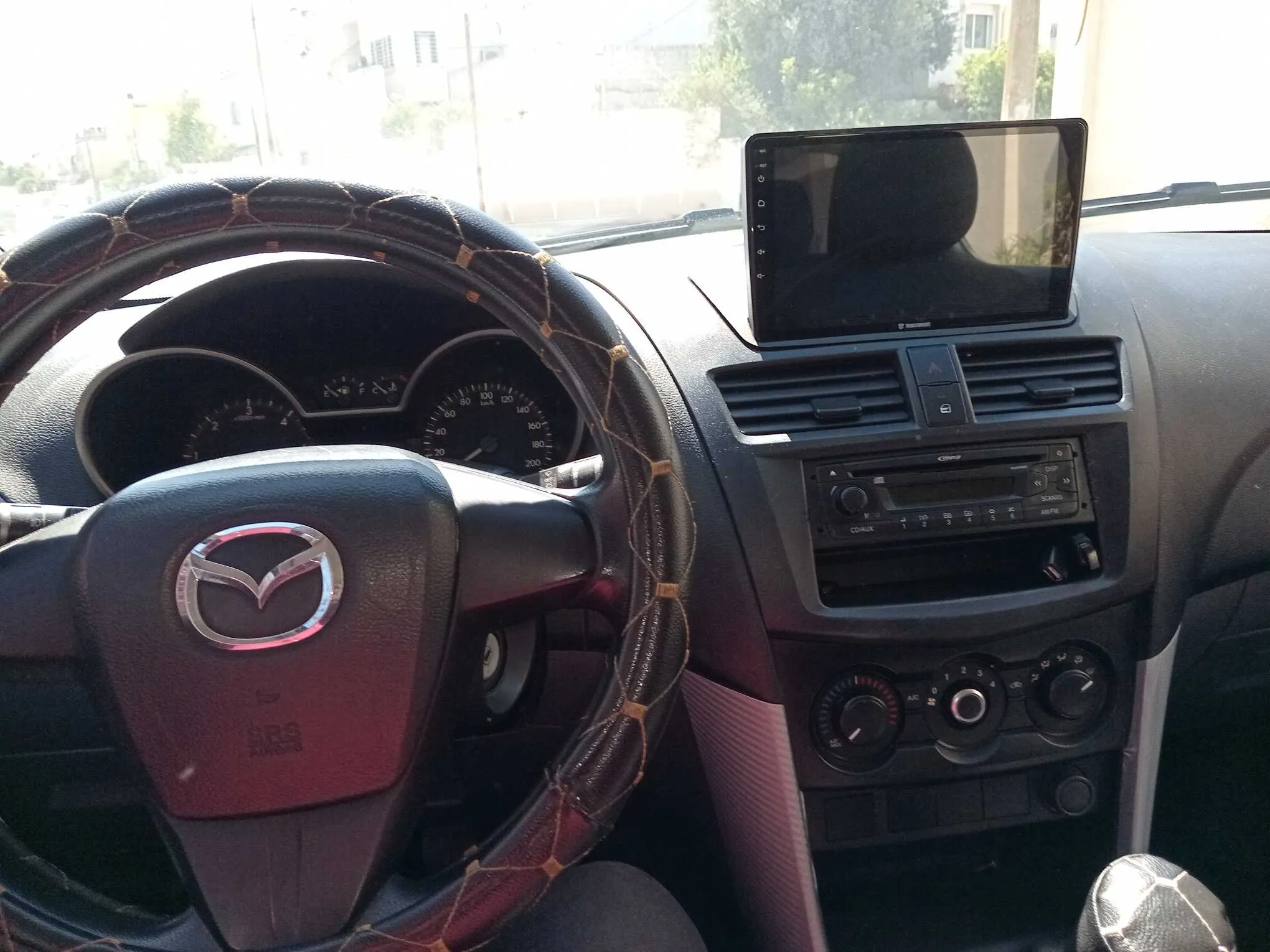 A ventre voiture 4x4 Mazda BT50 boite 6