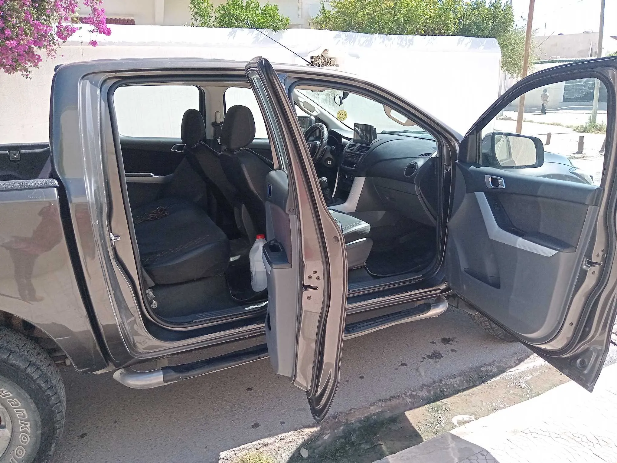 A ventre voiture 4x4 Mazda BT50 boite 6