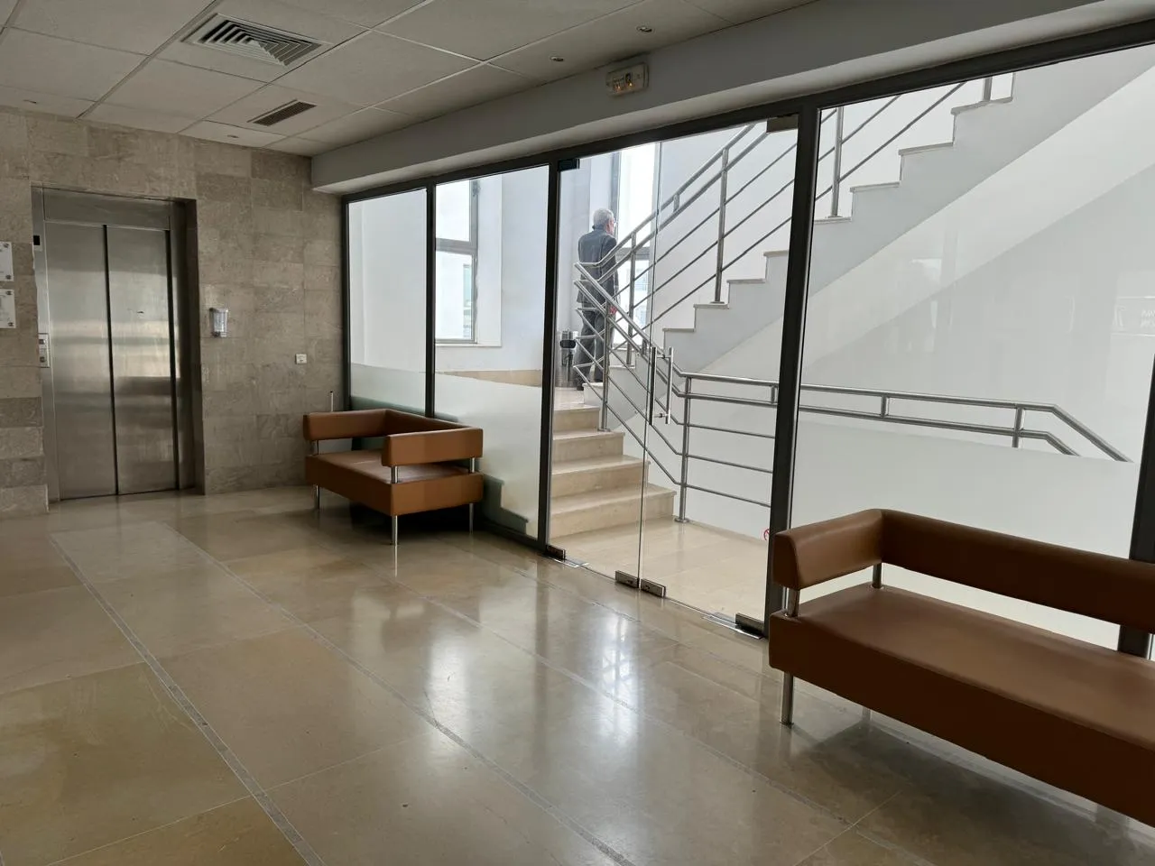 Coquette bureau administratif au Berge du Lac1