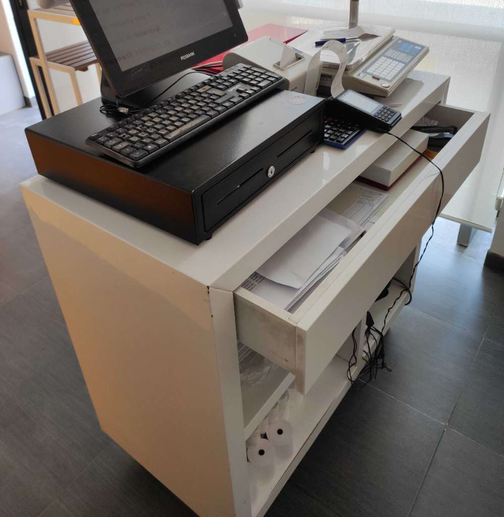 Meuble caisse avec installation prise