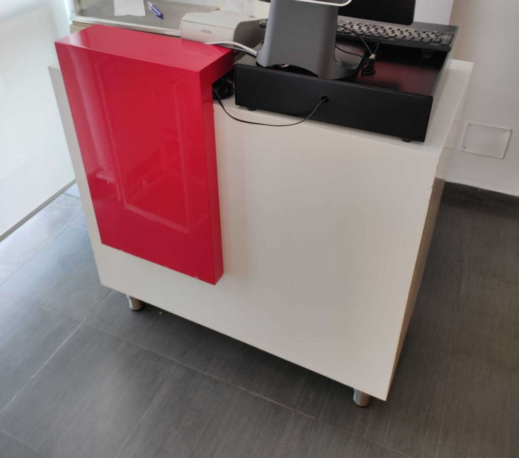 Meuble caisse avec installation prise