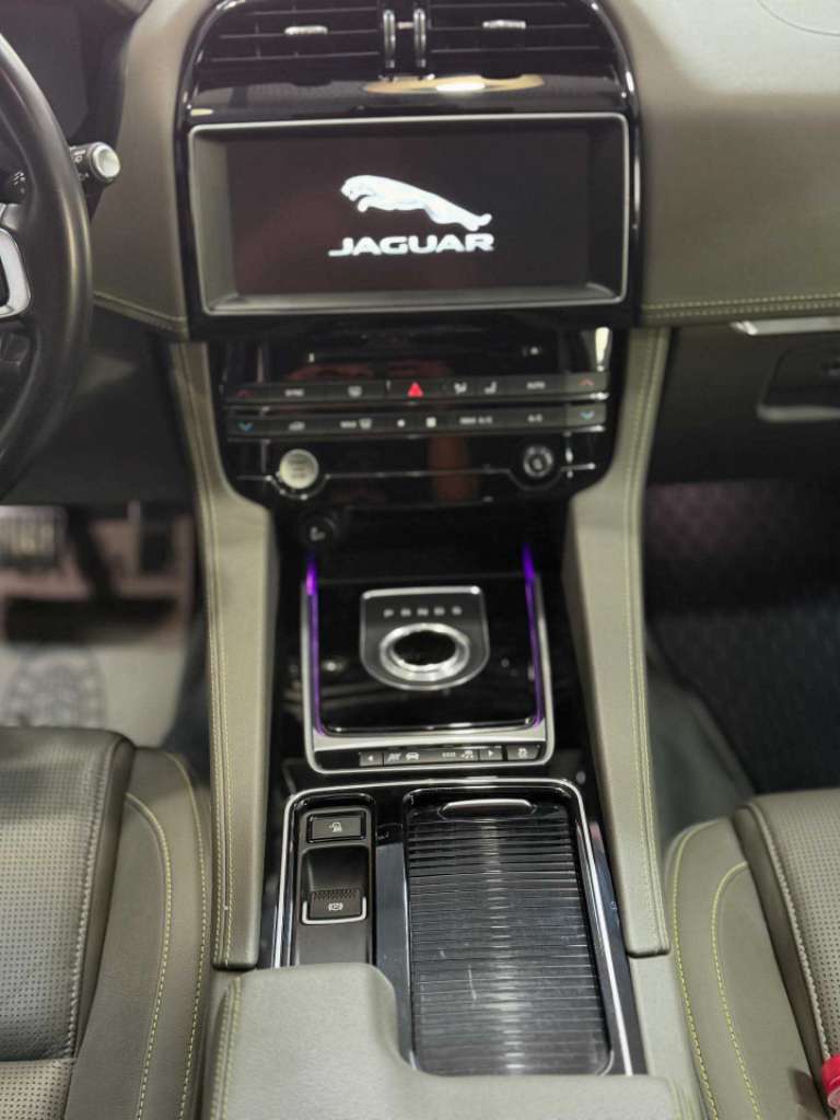 Jaguar F . Pace