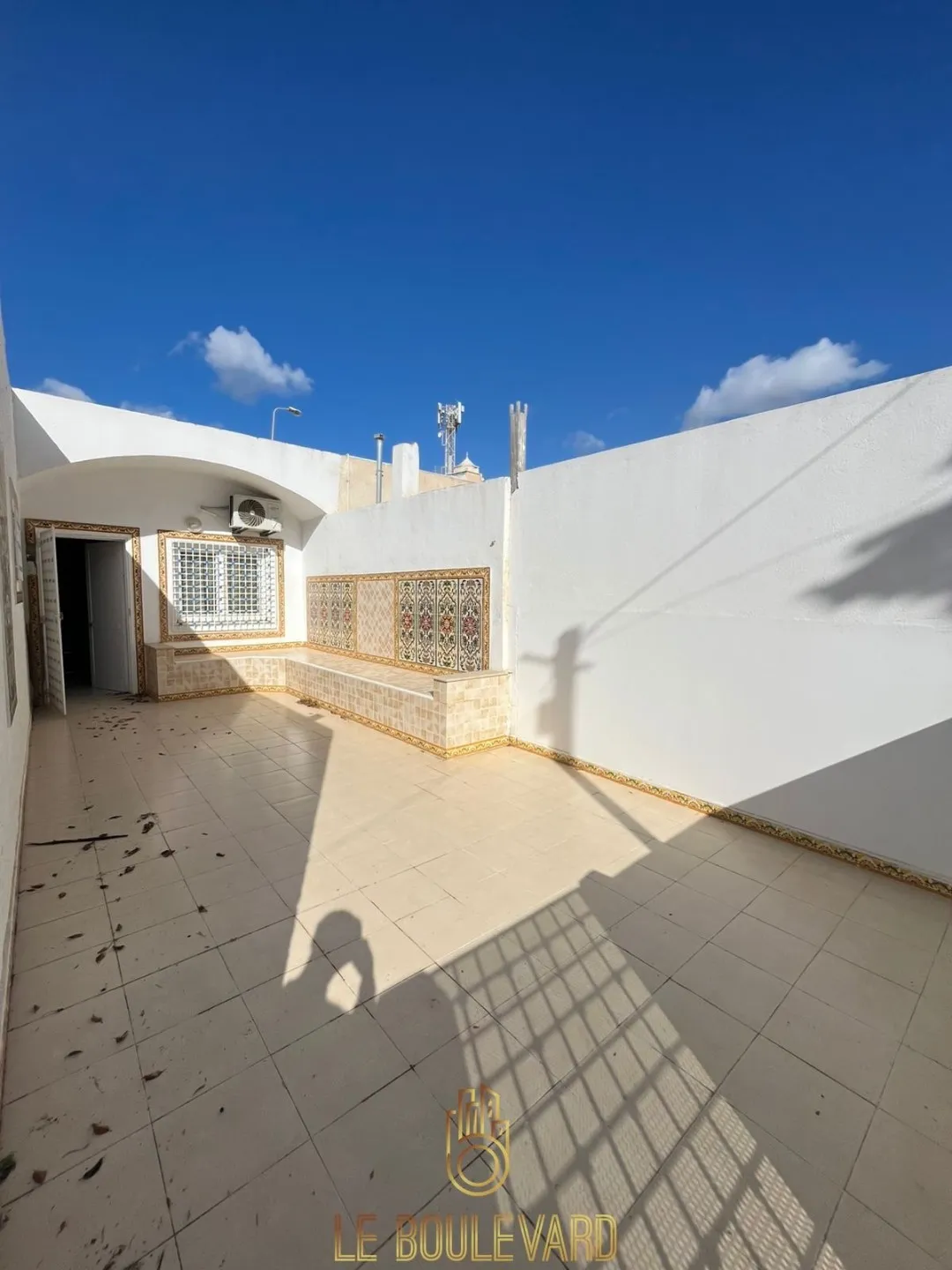 A Vendre Bungalow S+3 situé dans une cité résidentielle sécurisée au bord de la mer, à Lido – Nabeul
