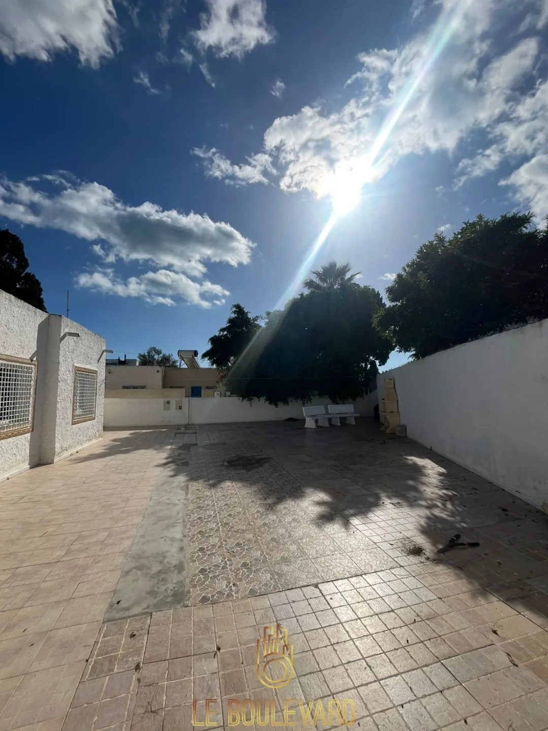 A Vendre Bungalow S+3 situé dans une cité résidentielle sécurisée au bord de la mer, à Lido – Nabeul