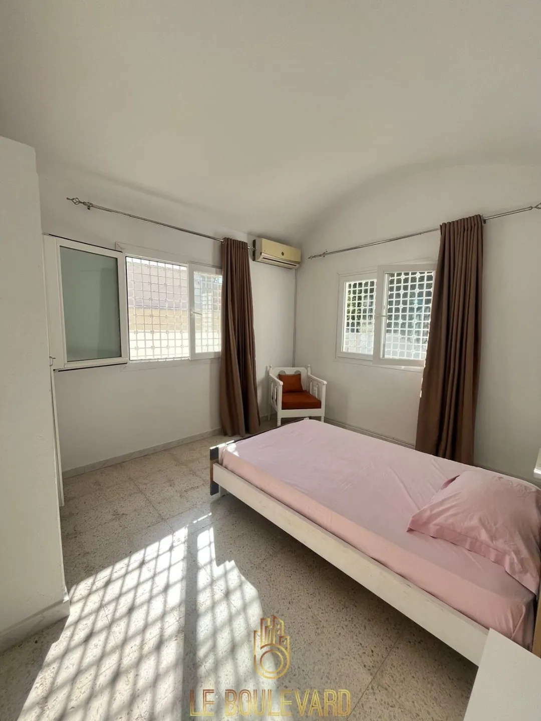 A Vendre Bungalow S+3 situé dans une cité résidentielle sécurisée au bord de la mer, à Lido – Nabeul