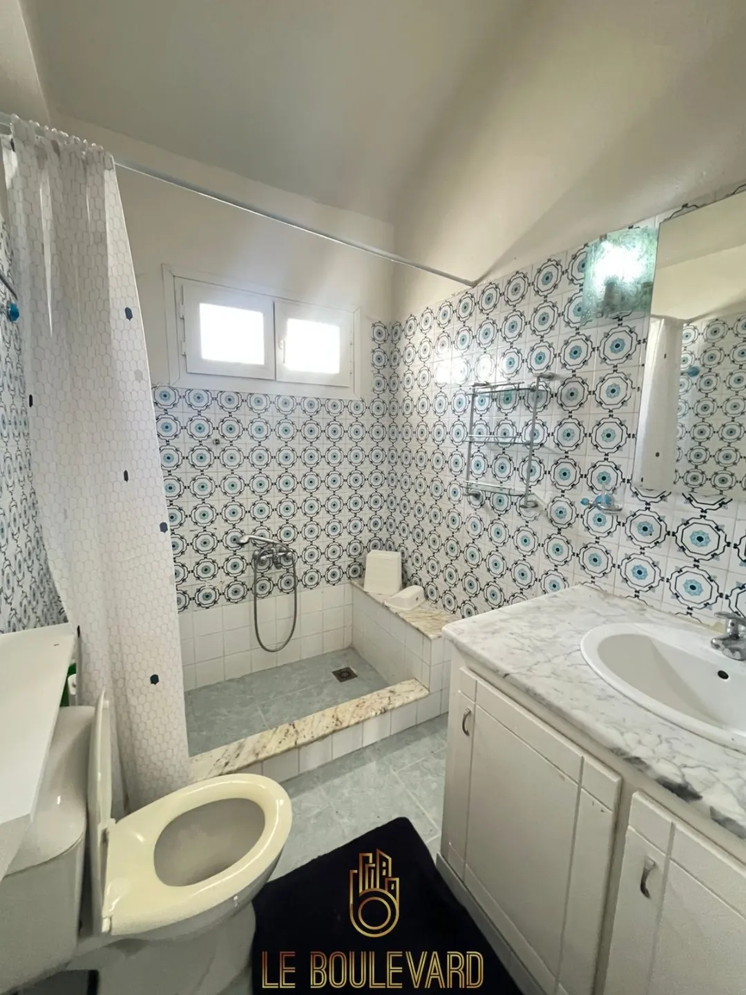 A Vendre Bungalow S+3 situé dans une cité résidentielle sécurisée au bord de la mer, à Lido – Nabeul