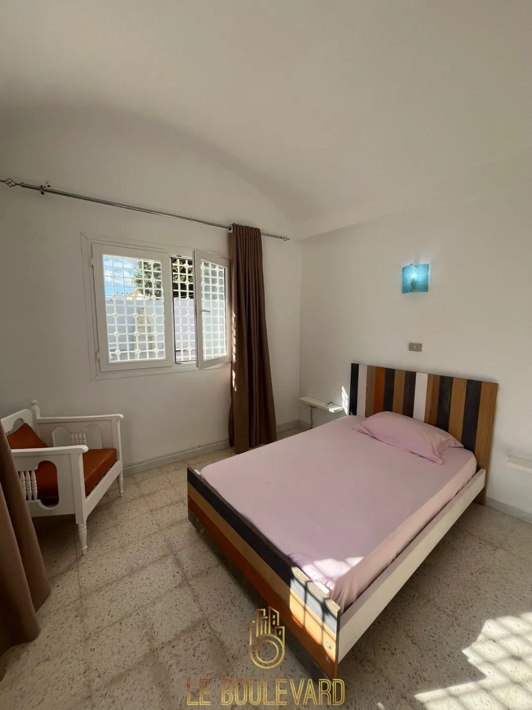 A Vendre Bungalow S+3 situé dans une cité résidentielle sécurisée au bord de la mer, à Lido – Nabeul