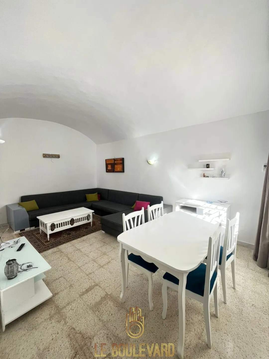 A Vendre Bungalow S+3 situé dans une cité résidentielle sécurisée au bord de la mer, à Lido – Nabeul