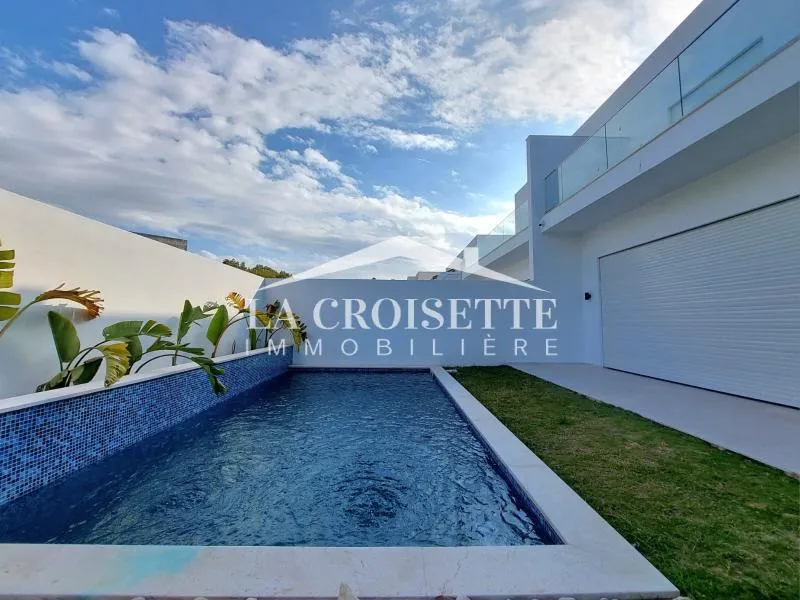 Triplex S+3 avec piscine à Gammarth MTRL0102