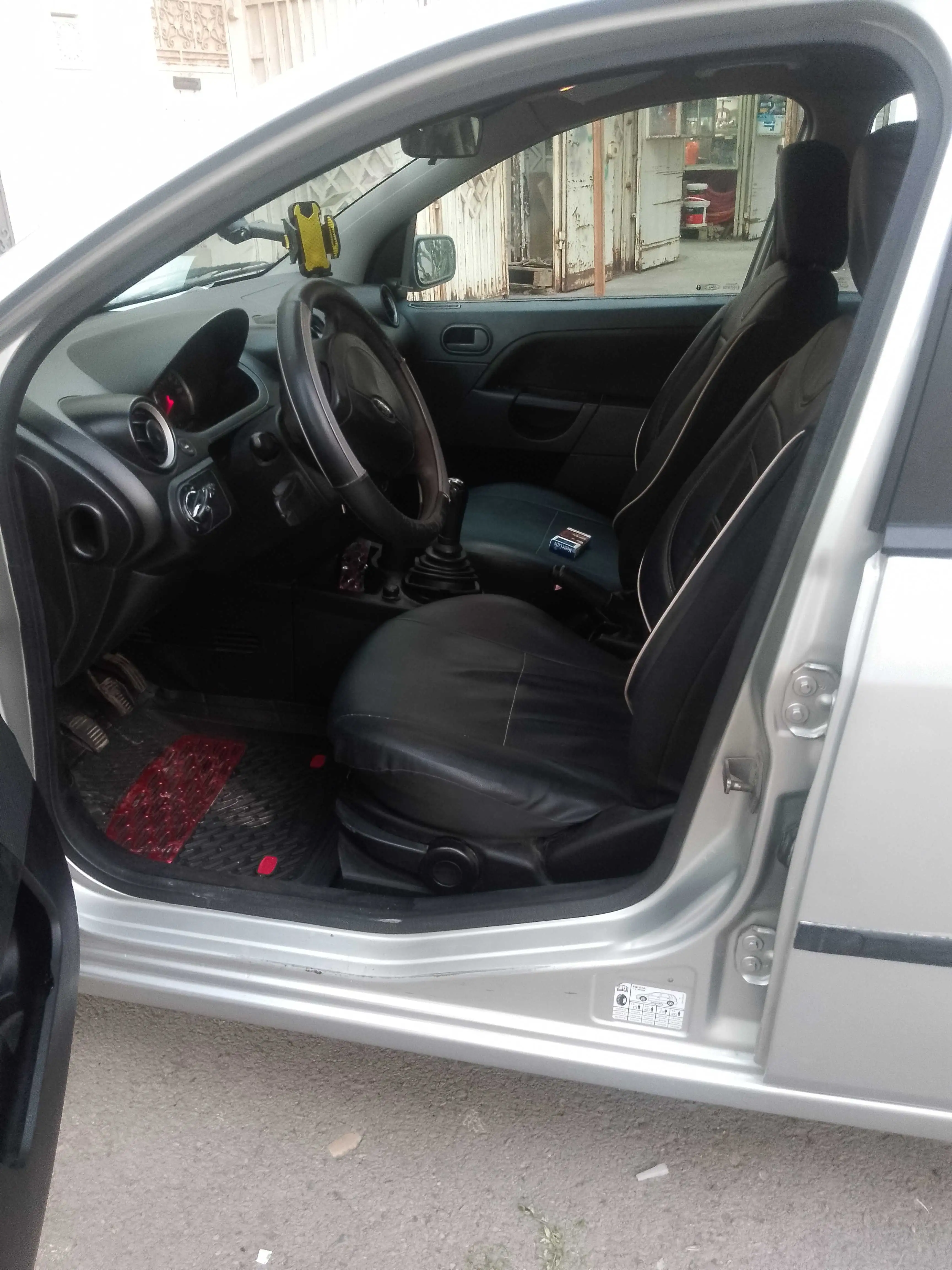 Tres belle ford fiesta tres propre toute option mta kssiba forsa vraiment ll kasseb