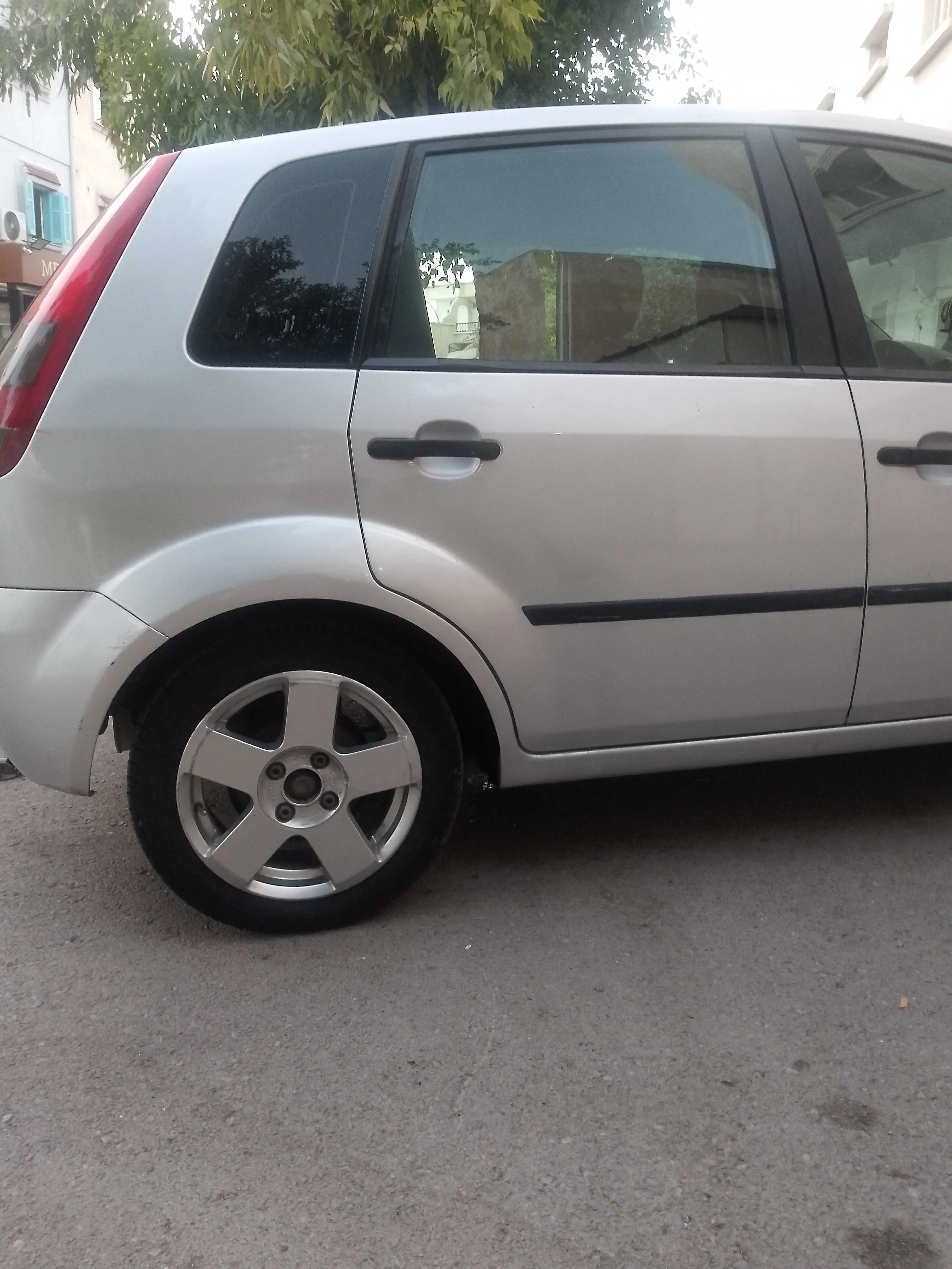 Tres belle ford fiesta tres propre toute option mta kssiba forsa vraiment ll kasseb