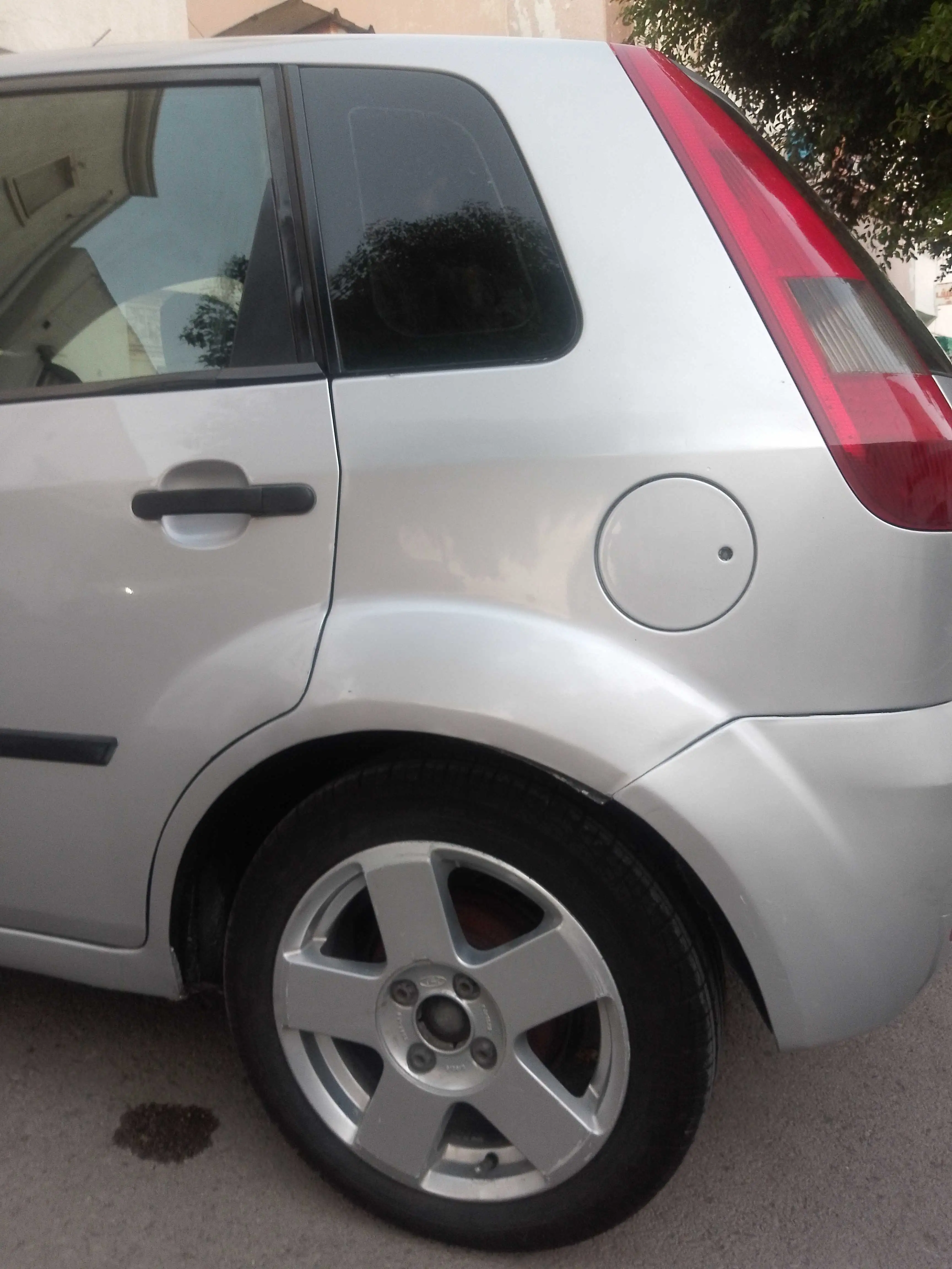 Tres belle ford fiesta tres propre toute option mta kssiba forsa vraiment ll kasseb