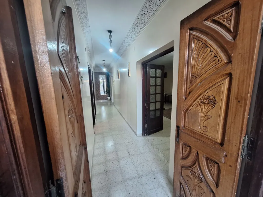 À vendre – Rez-de-chaussée 286 m² à Mourouj 1, proche mosquée – S+3, jardin, terrasse, garage – Compteurs séparés