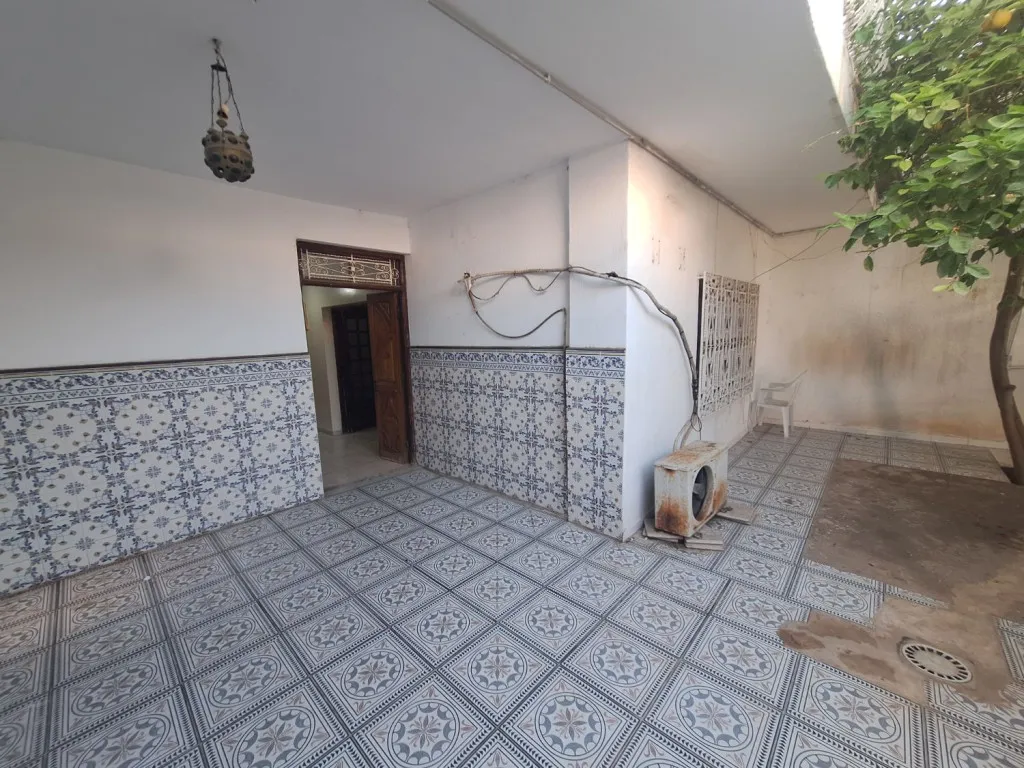 À vendre – Rez-de-chaussée 286 m² à Mourouj 1, proche mosquée – S+3, jardin, terrasse, garage – Compteurs séparés