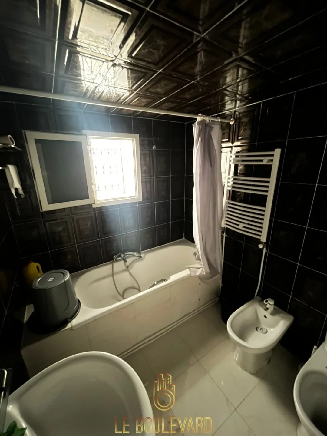 A Louer Rez-de-chaussée S+4 avec terrasse, meublé ou vide, situé à Mrezge, Hammamet