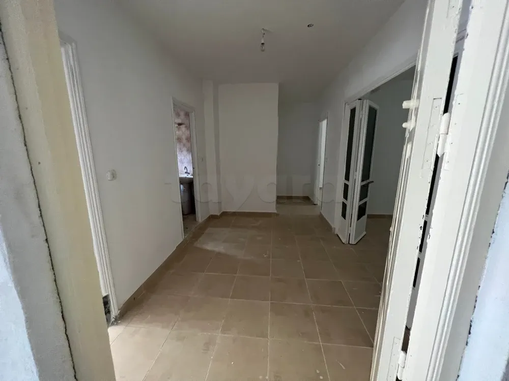 appart s+3 situé à cité el khadhra