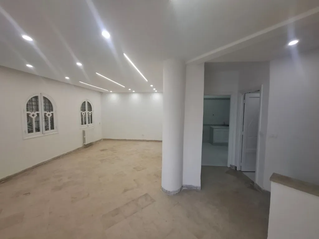 À LOUER – Duplex Professionnel / Bureaux – Route principale Mourouj 1, près Hammadi Abid (En face métro)
