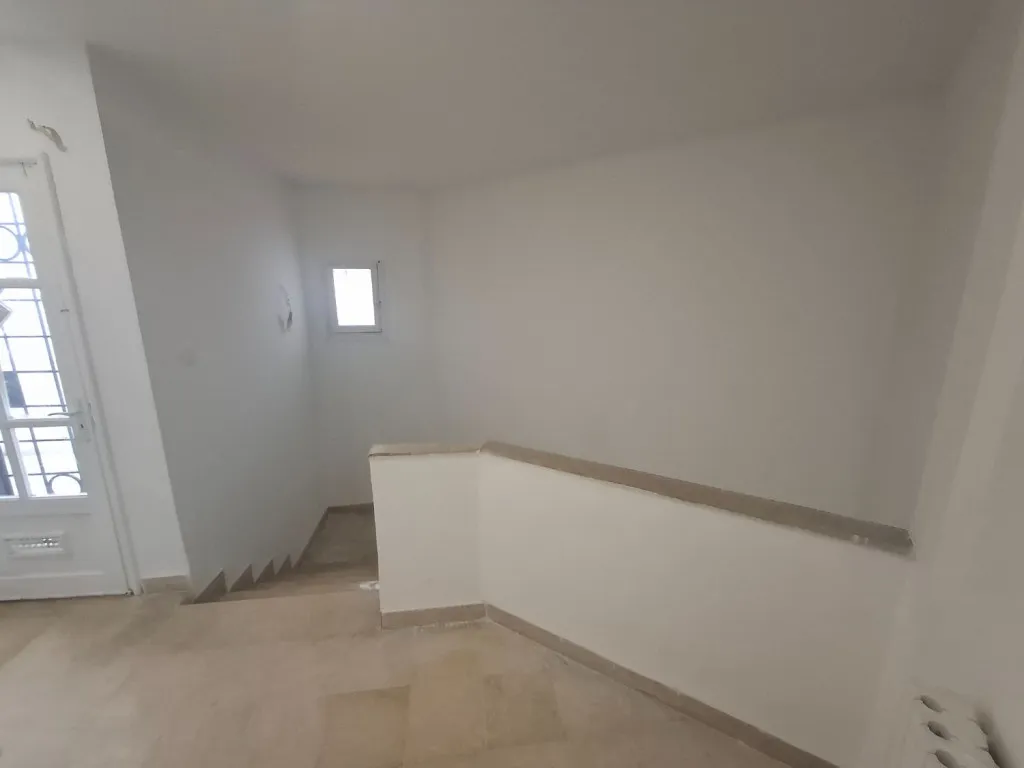 À LOUER – Duplex Professionnel / Bureaux – Route principale Mourouj 1, près Hammadi Abid (En face métro)