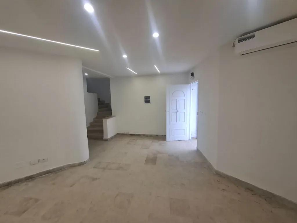 À LOUER – Duplex Professionnel / Bureaux – Route principale Mourouj 1, près Hammadi Abid (En face métro)