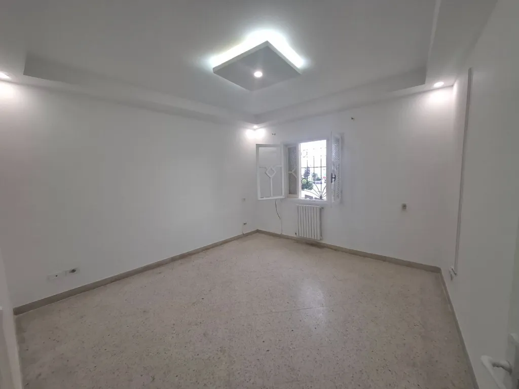 À LOUER – Duplex Professionnel / Bureaux – Route principale Mourouj 1, près Hammadi Abid (En face métro)