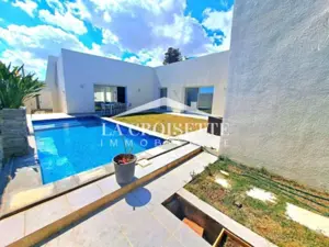 Villa plain-pied S+3 avec piscine à La Soukra MVL0164