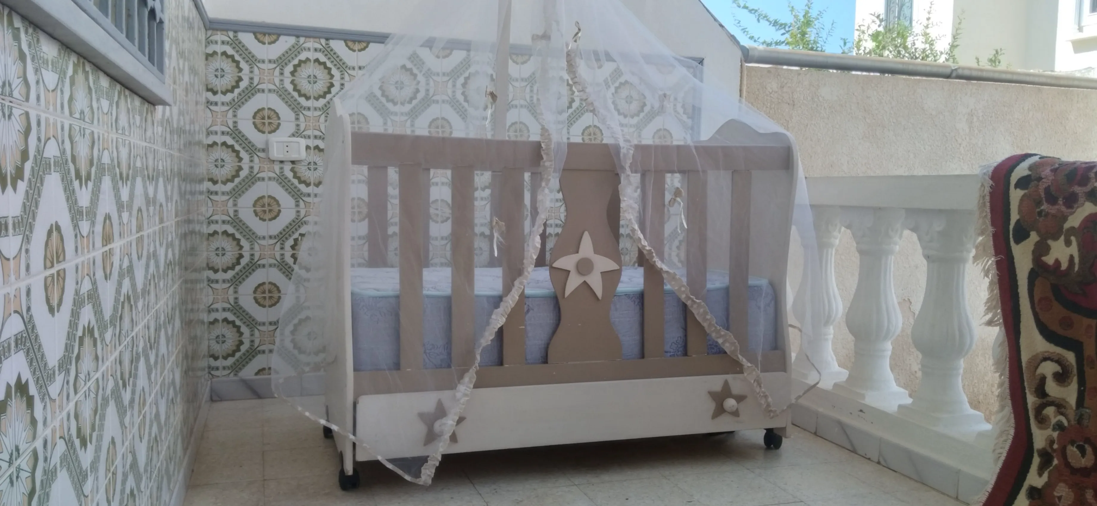 Lit bébé en bonne état avec matelat neuf permaflex et accessoires