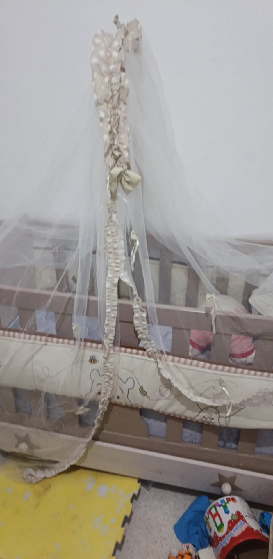 Lit bébé en bonne état avec matelat neuf permaflex et accessoires