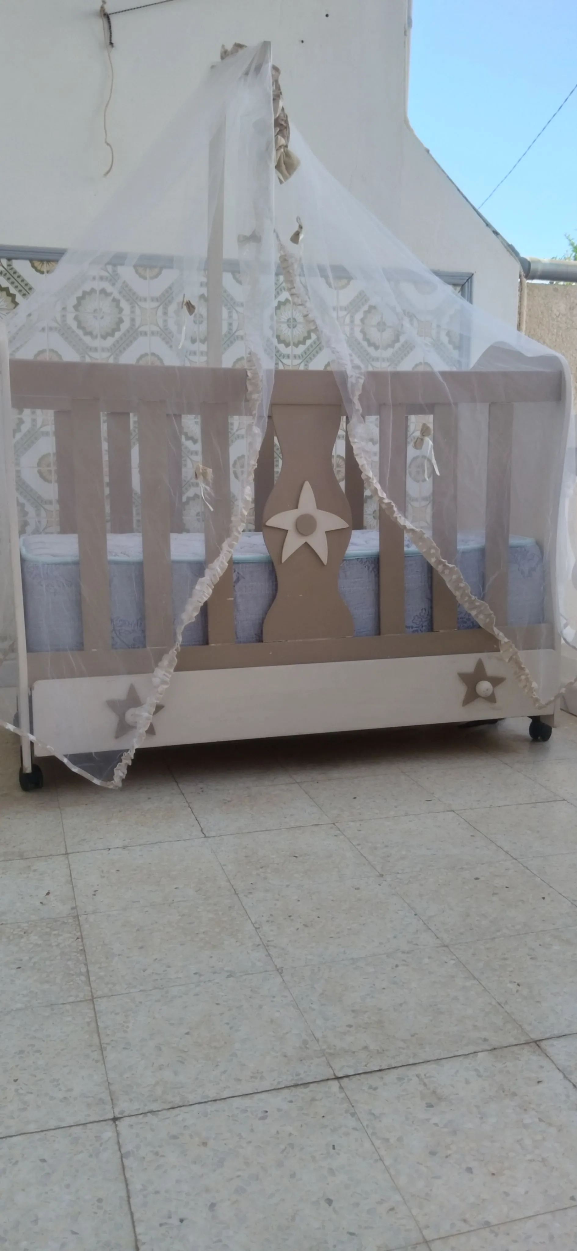 Lit bébé en bonne état avec matelat neuf permaflex et accessoires