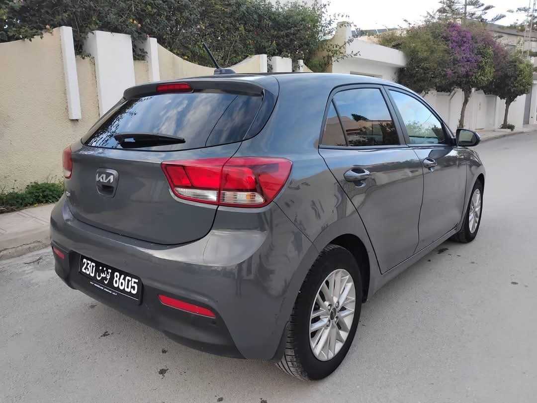 KIA RIO PRESTIGE PREMIÈRE MAIN EN EXCELLENT ÉTAT 