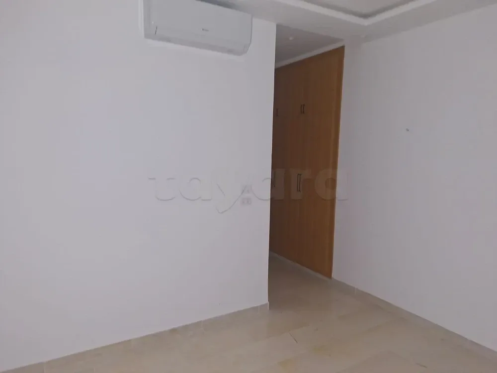 un appartement spacieux s+3 vide au 2éme étage(avec ascenseur) a louer situé a jardin d'el manzah 2