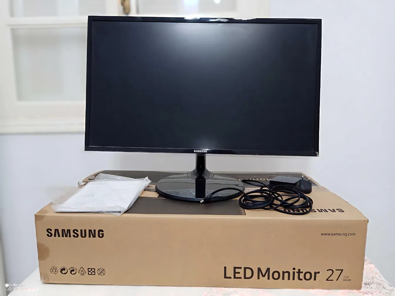 Ecran Samsung 27 pouces FHD 60mhz presque neuf