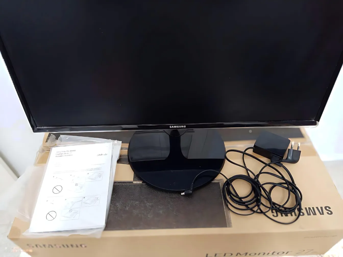 Ecran Samsung 27 pouces FHD 60mhz presque neuf