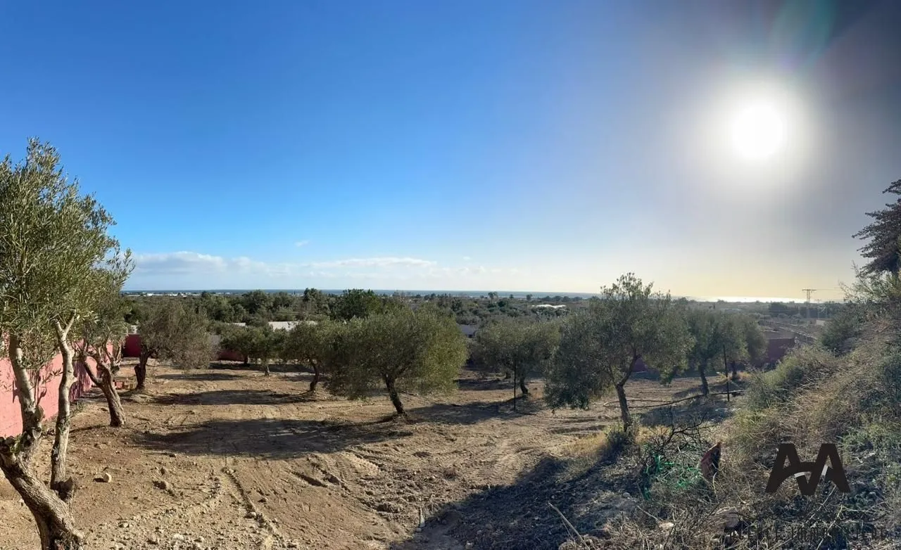 Terrain à vendre vue de mer, clôturé situé à Dharoufa.