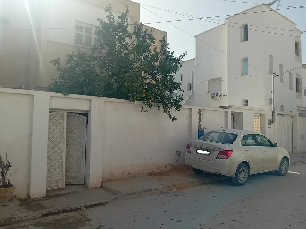 A vendre appartement au 1er étage de villa Cité Hédi Nouira