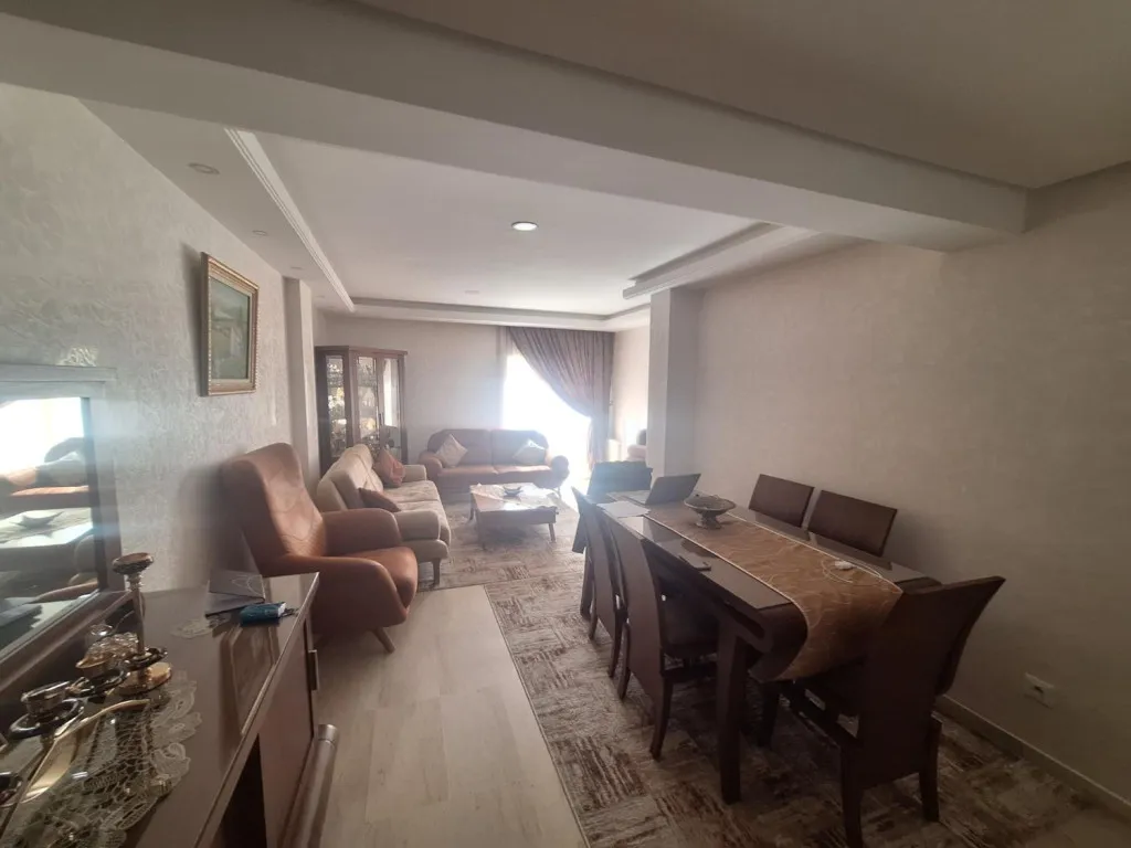 À vendre : Deux appartements spacieux au 1er étage avec 5 chambres, suites, cuisines, parkings