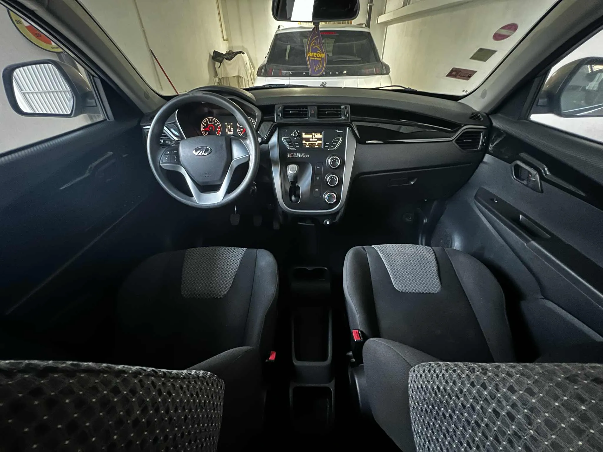 MAHINDRA KUV 100 K6+