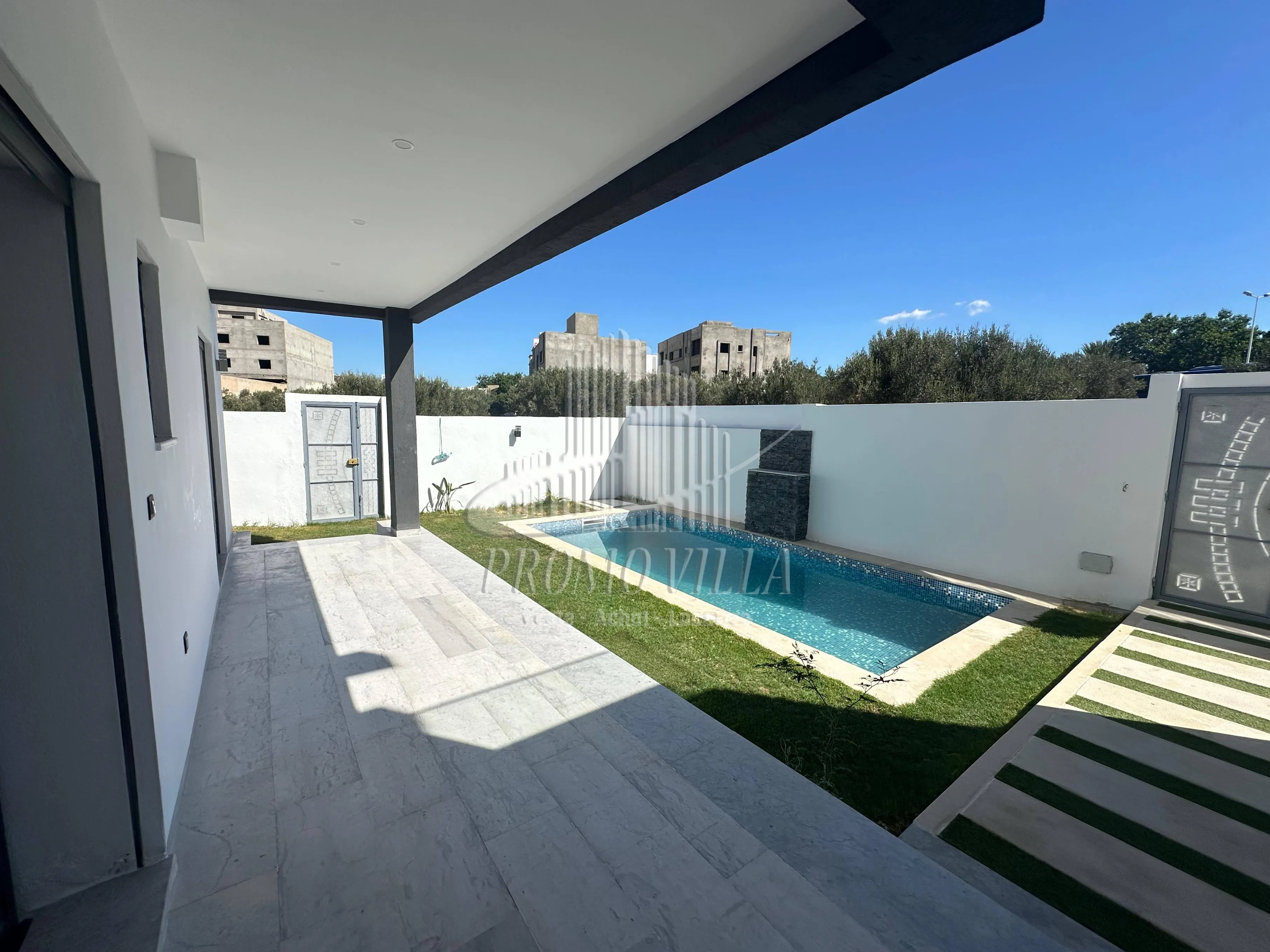 A vendre une belle villa avec piscine située à Hammamet.