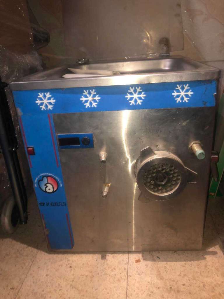 hachoir  viande réfrigérer en bon état alimenté en 380v