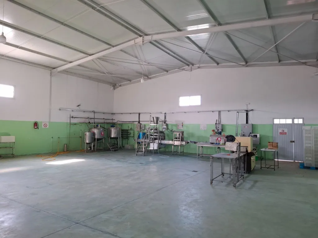 À louer : Local industriel de 1000 m² avec équipements agroalimentaires, bureaux et accès camions