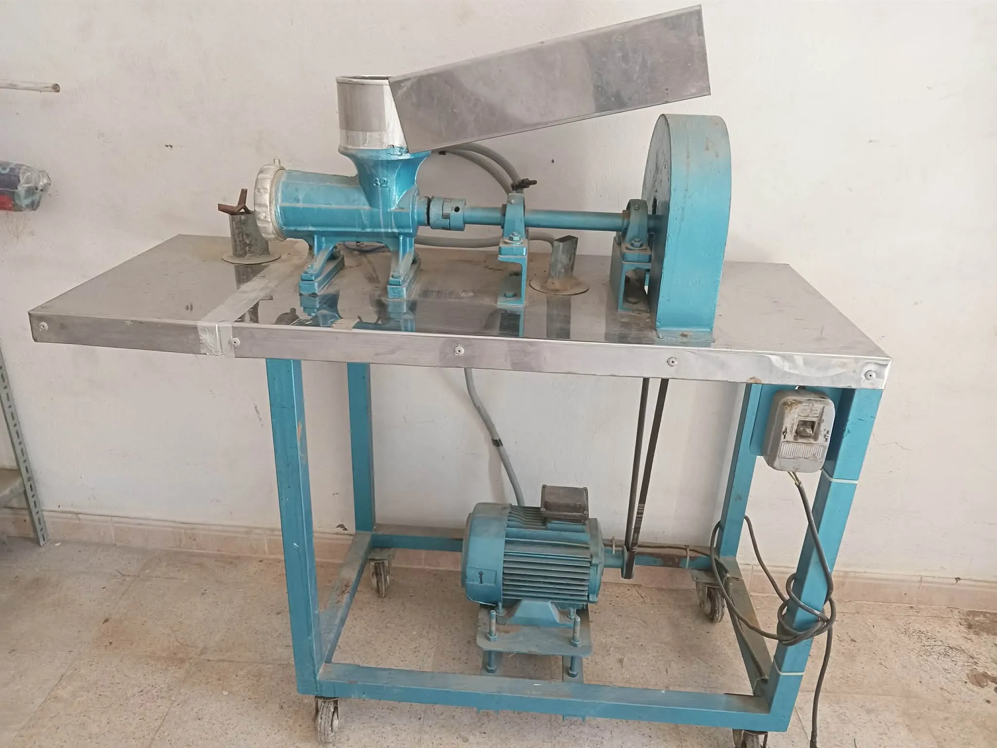 HACHOIR MULTIFONCTIONS, CONÇU POUR UN USAGE POLYVALENT PROFESSIONNEL.