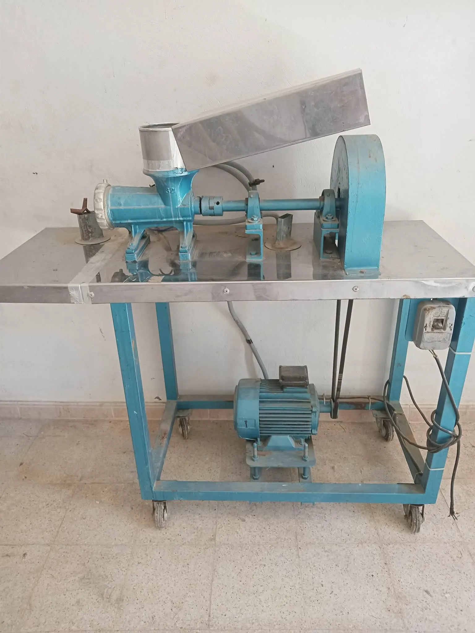 HACHOIR MULTIFONCTIONS, CONÇU POUR UN USAGE POLYVALENT PROFESSIONNEL.