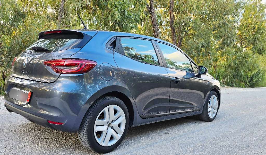 Une belle renault clio essence full état neufff importée de allmagne fin serie