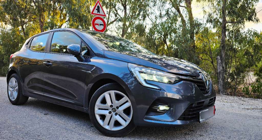 Une belle renault clio essence full état neufff importée de allmagne fin serie