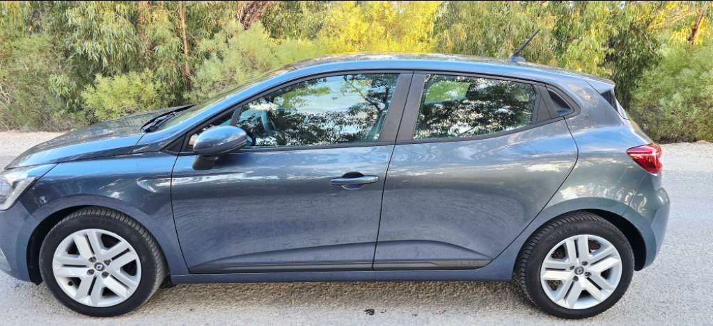 Une belle renault clio essence full état neufff importée de allmagne fin serie