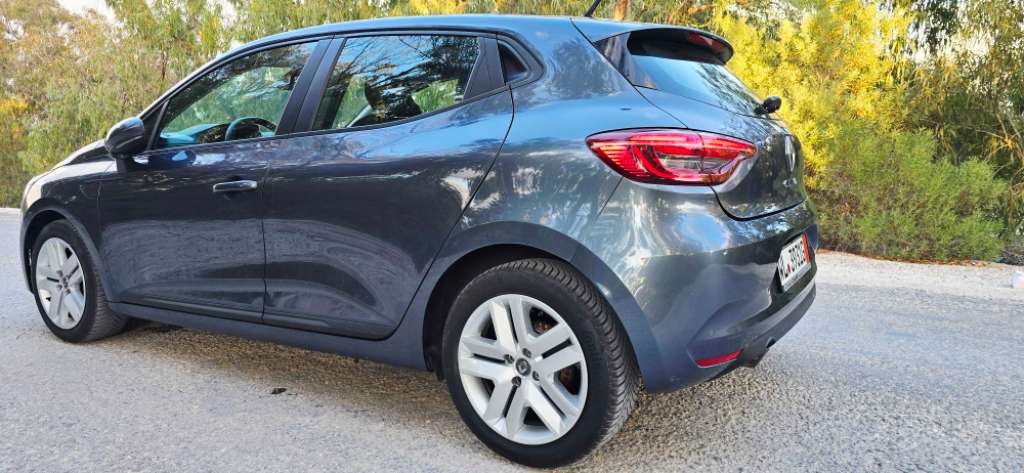 Une belle renault clio essence full état neufff importée de allmagne fin serie