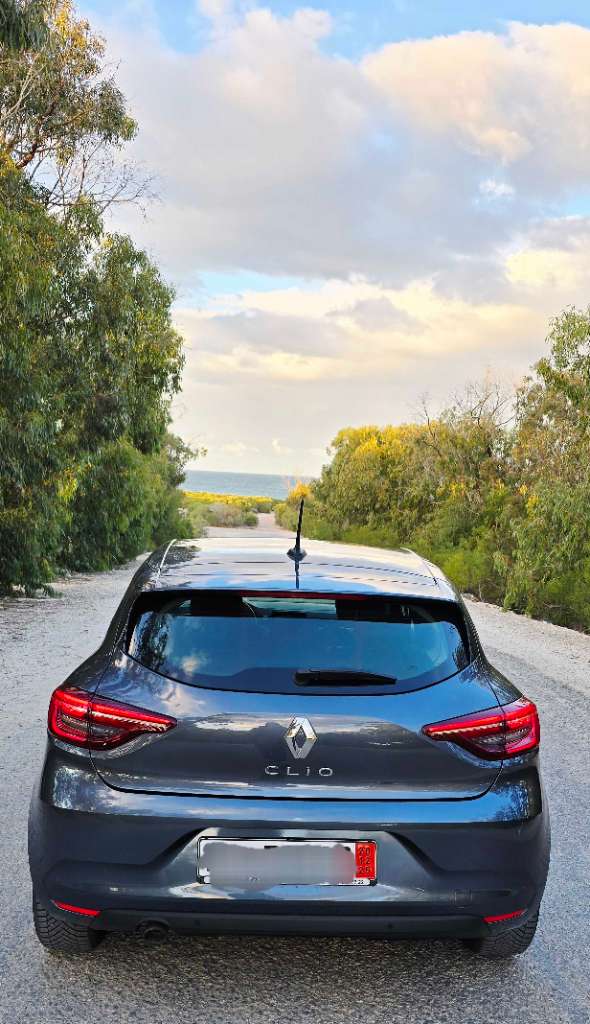 Une belle renault clio essence full état neufff importée de allmagne fin serie